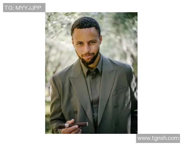 库里身着西装尽显绅士魅力 手握雪茄配美酒展现雅痞格调